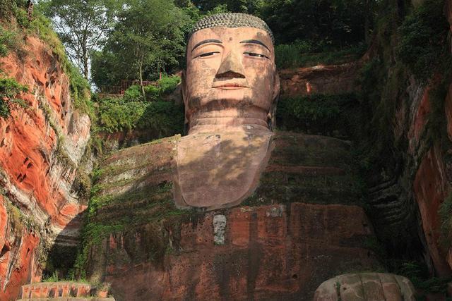 樂(lè)山大佛為何以屹立千年？又為何既不雙手合十也不打坐呢？